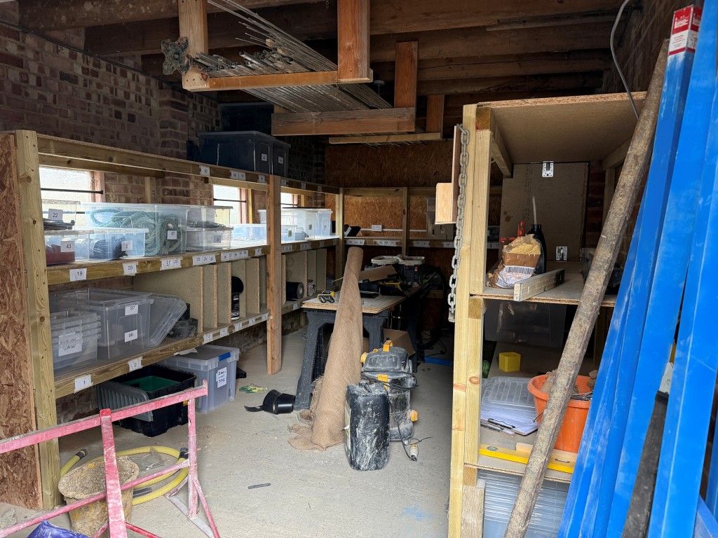 Lot: 186 - SPACIOUS DOUBLE GARAGE AND DRIVEWAY CLOSE TO TOWN CENTRE - internal view of garage from west